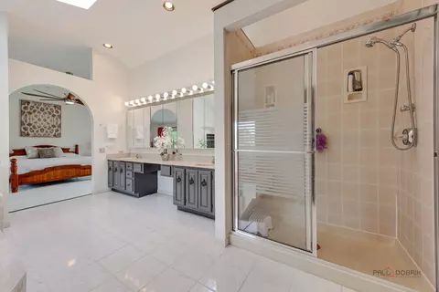 Bath - 5185 Barcroft Dr, Hoffman Estates, IL 60010 photo 3 of 6