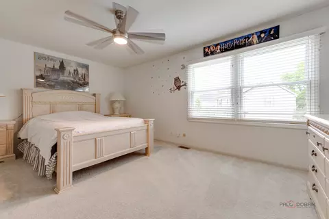 Bedroom - 5185 Barcroft Dr, Hoffman Estates, IL 60010 photo 4 of 5