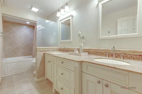 Bath - 5185 Barcroft Dr, Hoffman Estates, IL 60010 photo 5 of 6