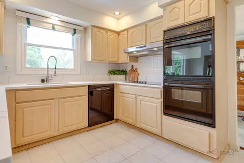 Kitchen - 5185 Barcroft Dr, Hoffman Estates, IL 60010 photo 5 of 6