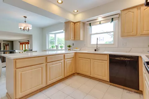 Kitchen - 5185 Barcroft Dr, Hoffman Estates, IL 60010 photo 1 of 6