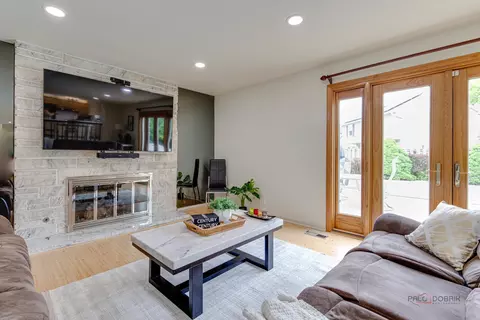 Living - 5185 Barcroft Dr, Hoffman Estates, IL 60010 photo 5 of 7