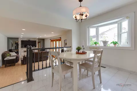 Dining - 5185 Barcroft Dr, Hoffman Estates, IL 60010 photo 4 of 4