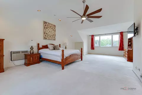 Bedroom - 5185 Barcroft Dr, Hoffman Estates, IL 60010 photo 2 of 5
