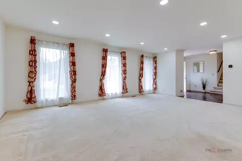 Living - 5185 Barcroft Dr, Hoffman Estates, IL 60010 photo 3 of 7