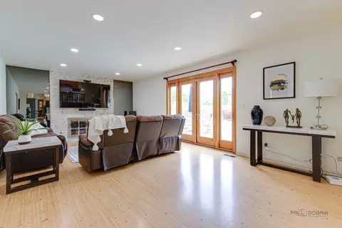 Living - 5185 Barcroft Dr, Hoffman Estates, IL 60010 photo 4 of 7