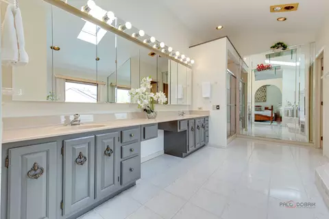 Bath - 5185 Barcroft Dr, Hoffman Estates, IL 60010 photo 2 of 6