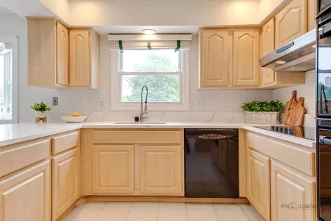 Kitchen - 5185 Barcroft Dr, Hoffman Estates, IL 60010 photo 3 of 6
