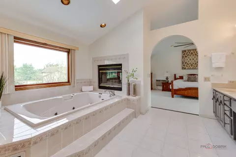 Bath - 5185 Barcroft Dr, Hoffman Estates, IL 60010 photo 4 of 6
