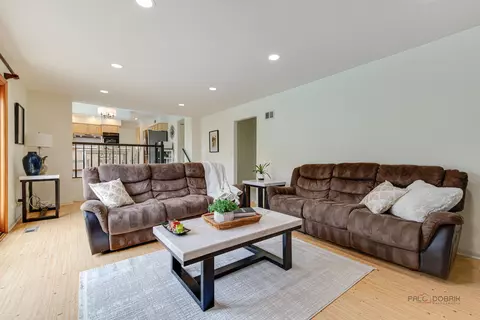 Living - 5185 Barcroft Dr, Hoffman Estates, IL 60010 photo 7 of 7
