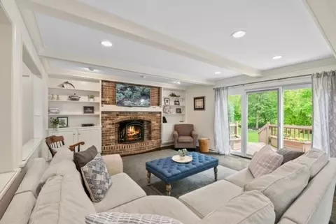 331 Redwood Ct, Wheaton, IL 60189 photo 2