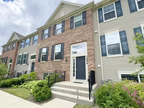 1654 Deer Pointe Dr, South Elgin, IL 60177