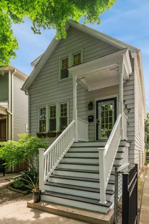 1717 W Barry Ave, Chicago, IL 60657