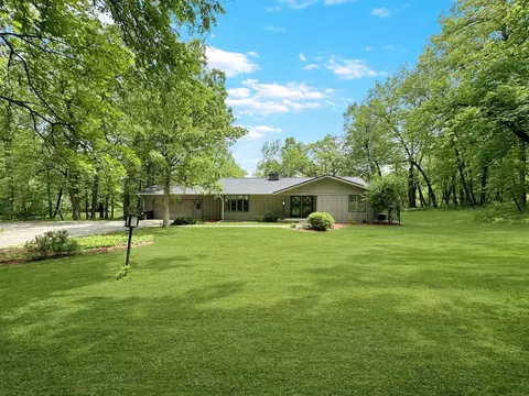 1620 Gladewood Dr, Freeport, IL 61032