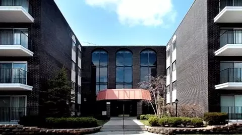 9530 Lamon Ave #417, Skokie, IL 60077