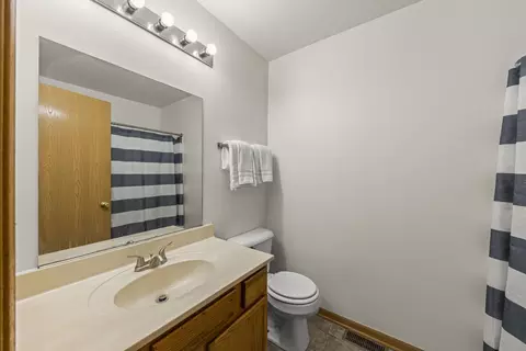Bath - 897 Symphony Dr, Aurora, IL 60504 photo 1 of 2