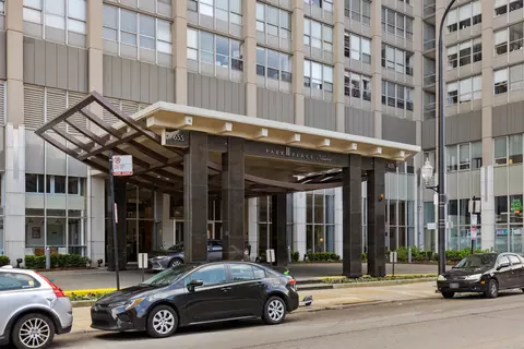 655 W Irving Park Rd #1907, Chicago, IL 60613