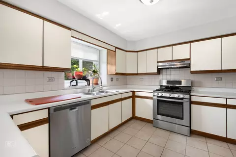 720 Small Ct, Naperville, IL 60563 photo 3