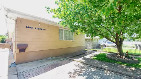 1443 Liberty St, Aurora, IL 60505