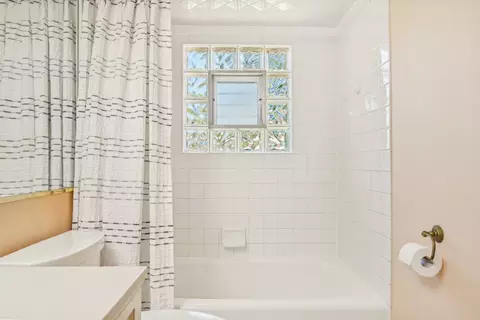 Bath - 1460 Marcy Ln, Wheeling, IL 60090 photo 2 of 4