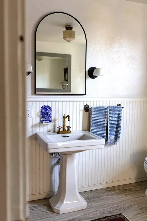 Bath - 408 N Spring St, Elgin, IL 60120 photo 3 of 4