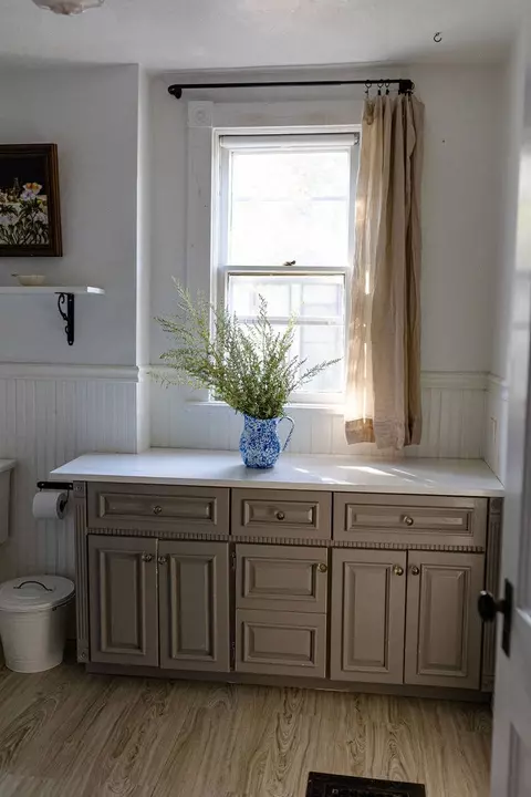 Bath - 408 N Spring St, Elgin, IL 60120 photo 4 of 4