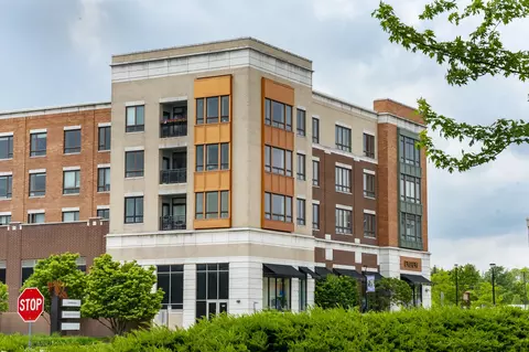 450 Village Center Dr #315, Burr Ridge, IL 60527
