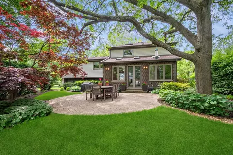 3206 Maple Leaf Dr, Glenview, IL 60026 photo 2