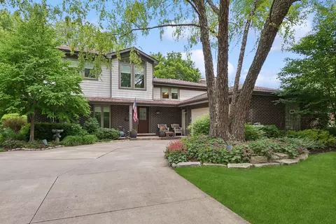 3206 Maple Leaf Dr, Glenview, IL 60026