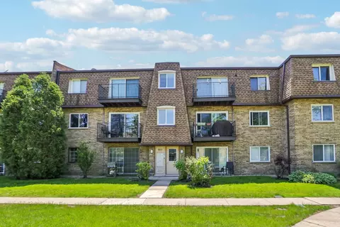 9422 Bay Colony Dr #2E, Des Plaines, IL 60016
