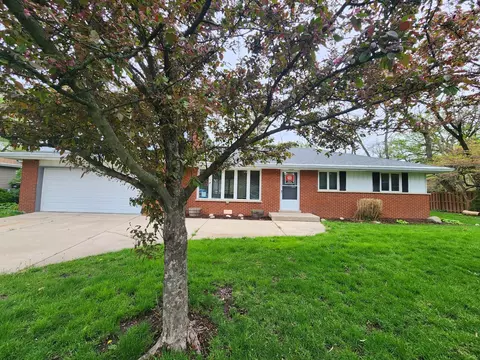 7600 W Carmichael Dr, Palos Heights, IL 60463