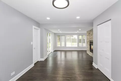 Living - 640 Buckeye Dr, Hoffman Estates, IL 60169 photo 5 of 7
