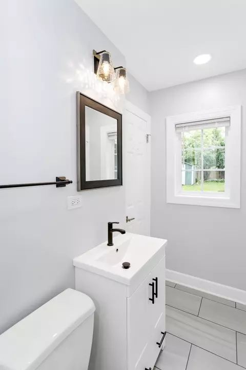 Bath - 640 Buckeye Dr, Hoffman Estates, IL 60169 photo 2 of 4