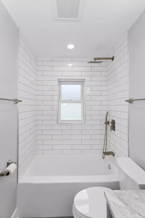 Bath - 640 Buckeye Dr, Hoffman Estates, IL 60169 photo 3 of 4