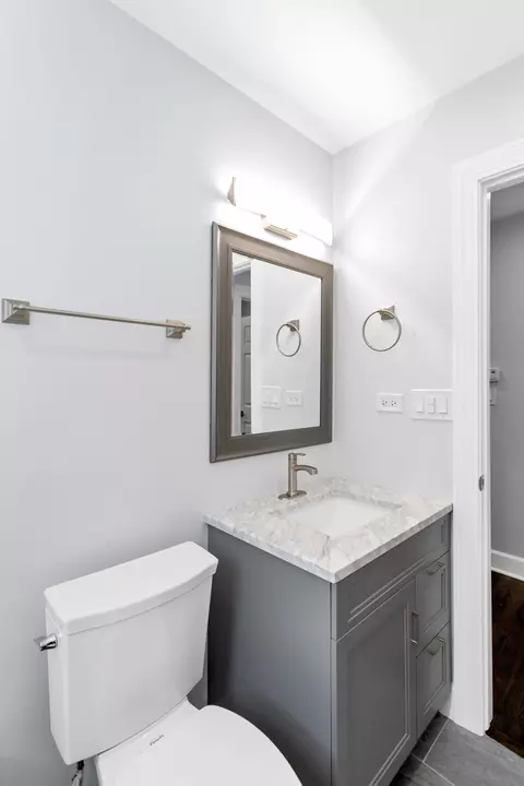 Bath - 640 Buckeye Dr, Hoffman Estates, IL 60169 photo 4 of 4