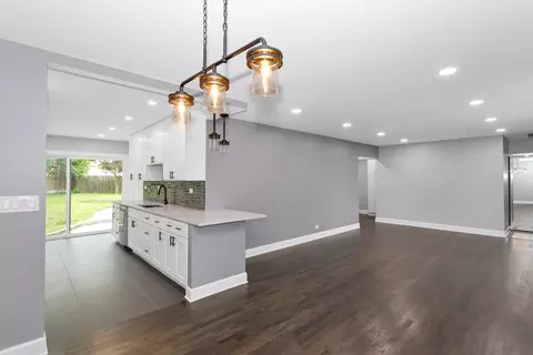 Living - 640 Buckeye Dr, Hoffman Estates, IL 60169 photo 4 of 7