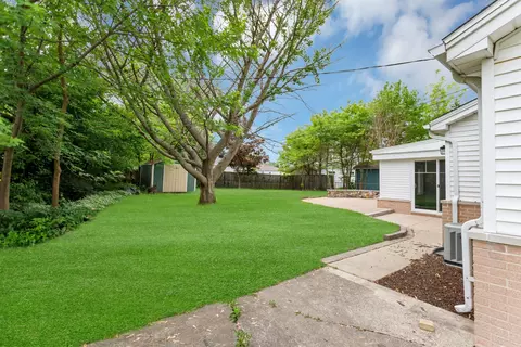 Exterior - 640 Buckeye Dr, Hoffman Estates, IL 60169 photo 4 of 5