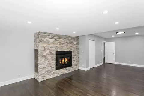 Living - 640 Buckeye Dr, Hoffman Estates, IL 60169 photo 7 of 7