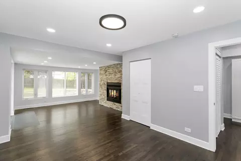 Living - 640 Buckeye Dr, Hoffman Estates, IL 60169 photo 6 of 7
