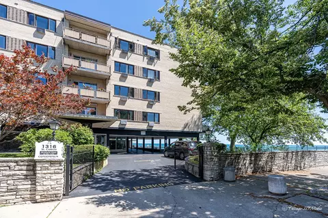 1316 W Fargo Ave #208, Chicago, IL 60626