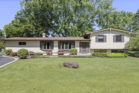 30262 N Oak Grove Ave, Libertyville, IL 60048