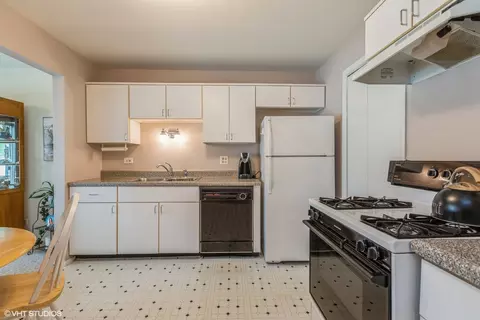 Kitchen - 586 Williamsburg Ct #B2, Wheeling, IL 60090 photo 1 of 1
