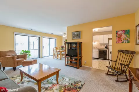 Living - 586 Williamsburg Ct #B2, Wheeling, IL 60090 photo 2 of 2
