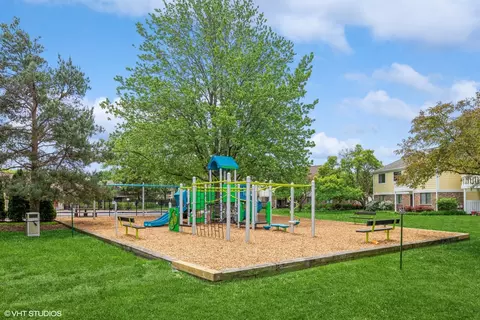 Exterior - 586 Williamsburg Ct #B2, Wheeling, IL 60090 photo 2 of 2