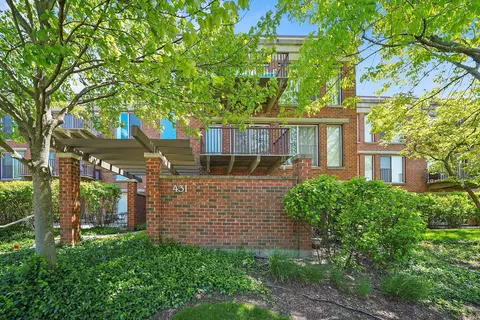431 Kelburn Rd #314, Deerfield, IL 60015