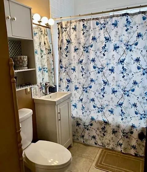 Bath - 7 Hale Ct, Normal, IL 61761 photo 1 of 4