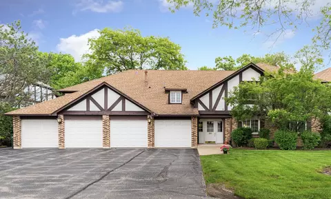 5806 Wolf Rd #B4, Western Springs, IL 60558