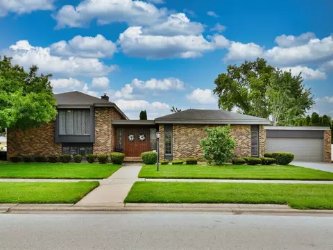 9700 S Kilbourn Ave, Oak Lawn, IL 60453