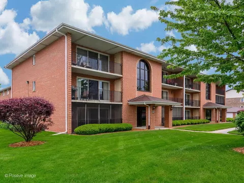 5030 W Circle Dr #101, Crestwood, IL 60445