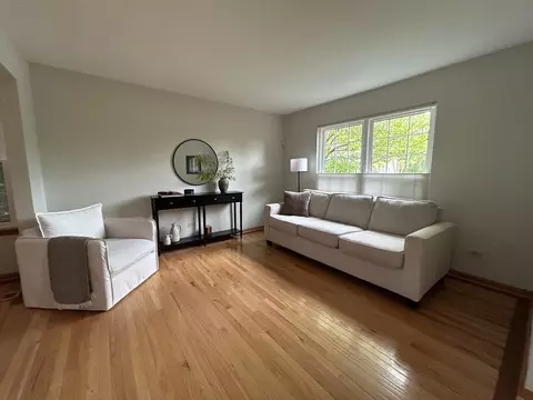 Living - 1804 Arbor Falls Dr, Plainfield, IL 60586 photo 2 of 4